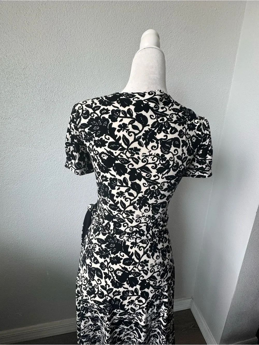 Donna Morgan Black and White Dress Floral Wrap Midi Knit SZ 6 - Picture 6 of 10